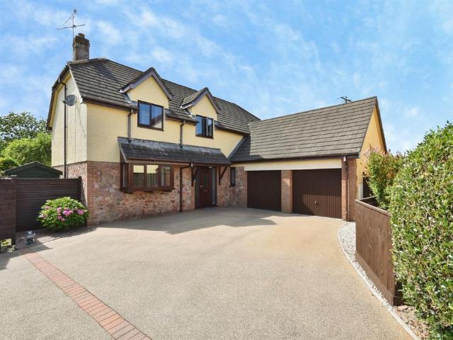 4 bedroom detached house for sale