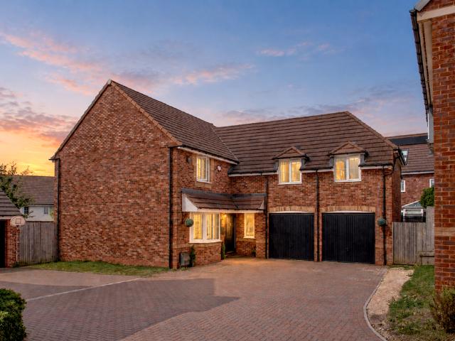 4 bedroom detached house for sale