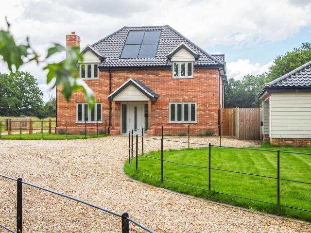 4 bedroom detached house for sale