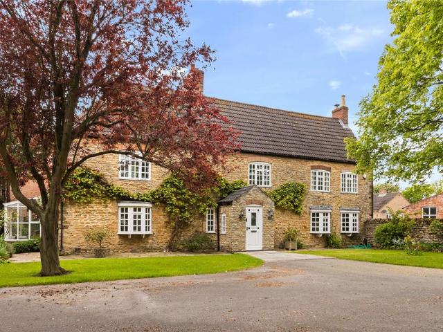 4 bedroom link detached house for sale