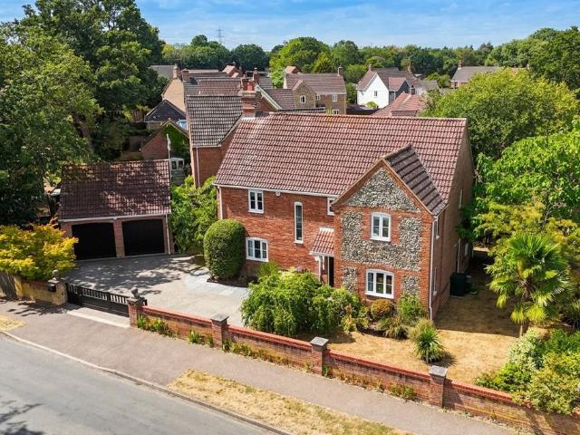4 bedroom detached house for sale