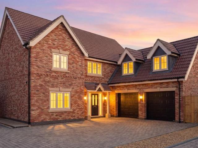 4 bedroom detached house for sale