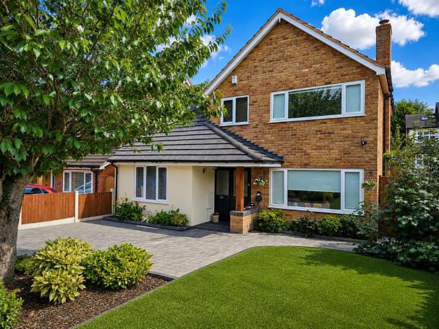 4 bedroom detached house for sale