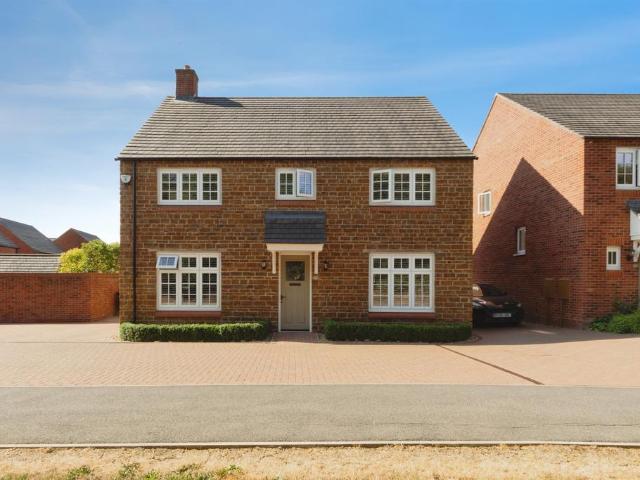 4 bedroom detached house for sale