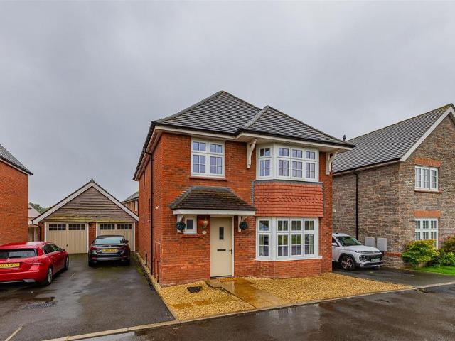 4 bedroom detached house for sale