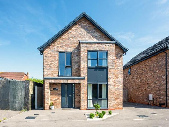 4 bedroom detached house for sale