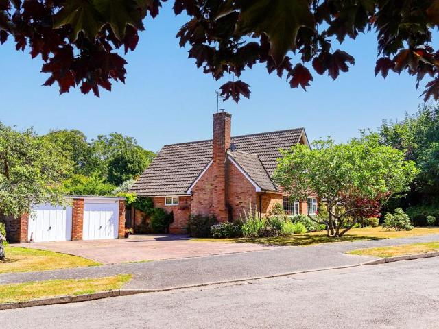 4 bedroom detached bungalow for sale
