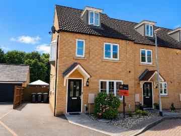 4 bedroom end of terrace house for sale
