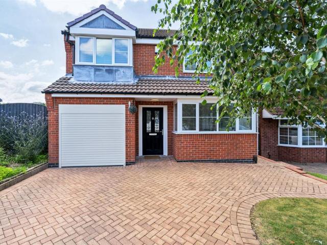 4 bedroom detached house for sale