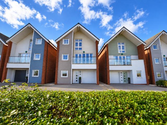 4 bedroom detached house for sale