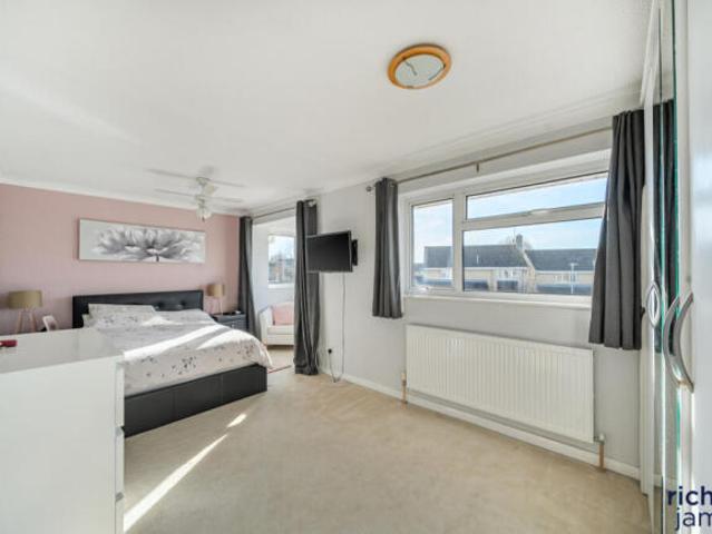 4 bedroom detached house for sale in Chudleigh, Freshbrook, Swindon, SN5