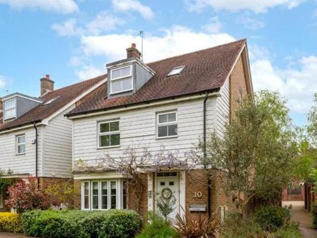 4 Bedroom Detached House For Sale In Crawley, West Sussex