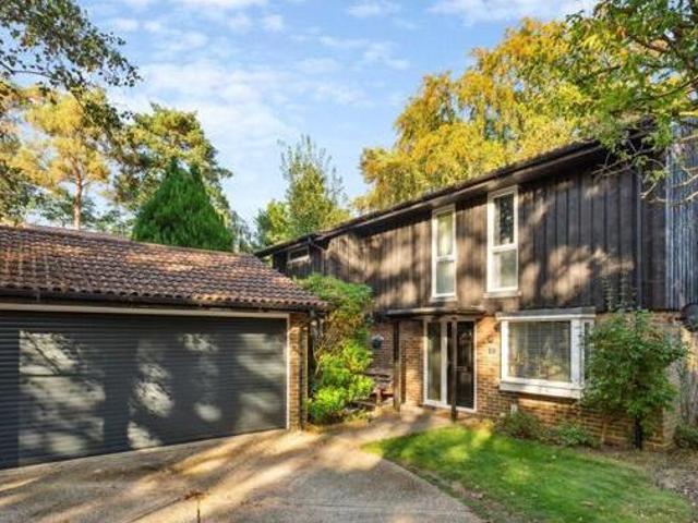 4 Bedroom Detached House For Sale In Crowthorne, Berkshire