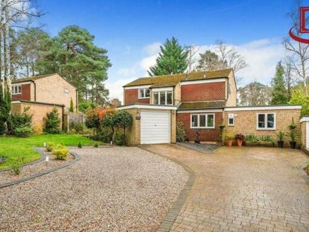 4 Bedroom Detached House For Sale In Crowthorne, Berkshire