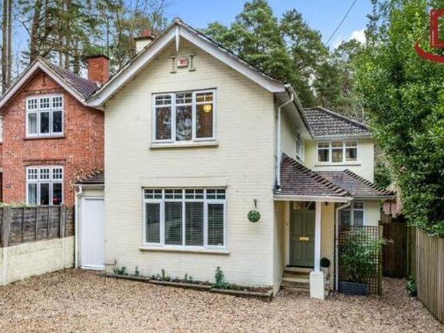 4 Bedroom Detached House For Sale In Crowthorne, Berkshire