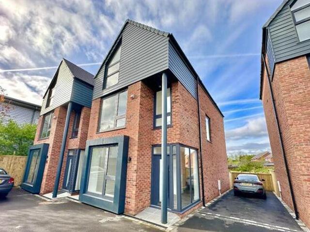 4 Bedroom Detached House For Sale In Altrincham, Greater Manchester