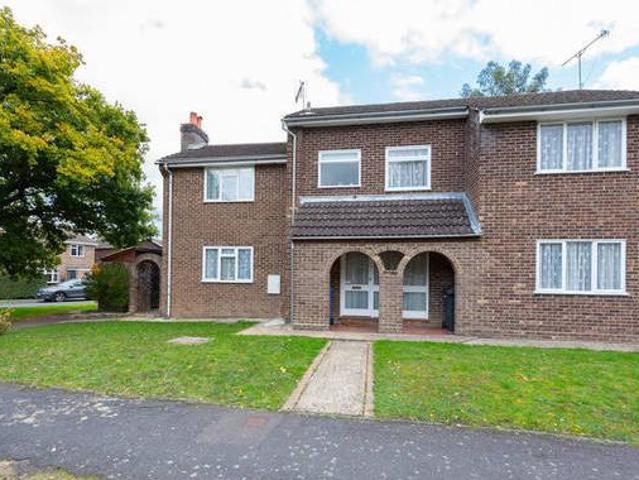 4 bedroom detached house for sale in Globe Farm Lane Blackwater GU17