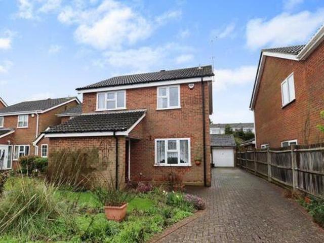 4 Bedroom Detached House For Sale In Dunstable, Bedfordshire