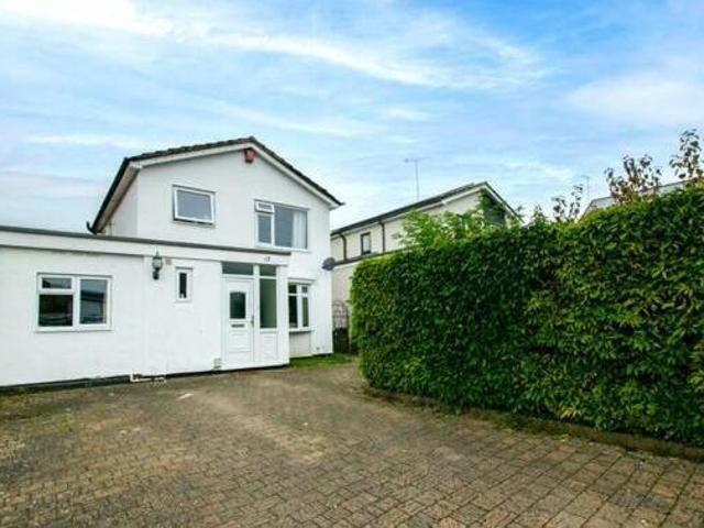 4 Bedroom Detached House For Sale In Dunstable, Bedfordshire