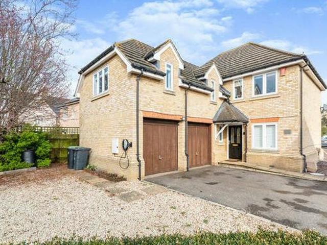 4 bedroom detached house for sale in Millstream Court Shefford Bedfordshire SG17