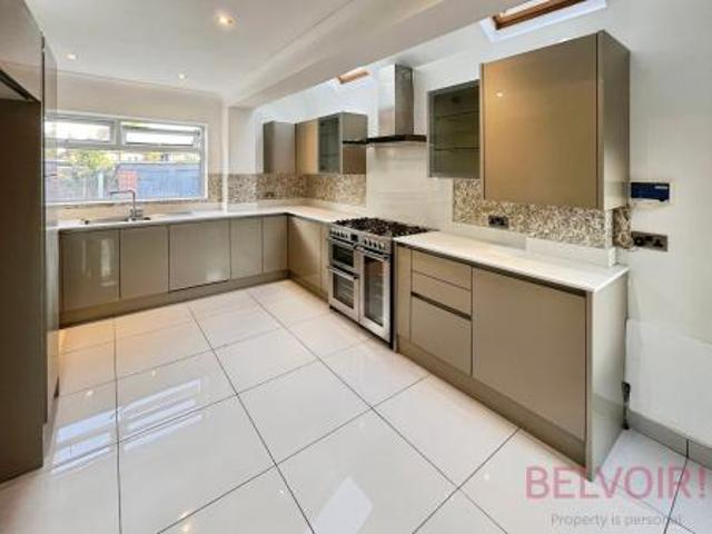 4 bedroom Detached house To Let