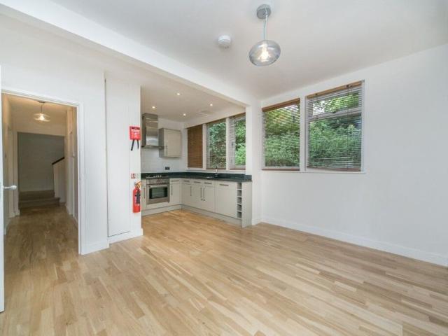 4 Bedroom Detached House To Let