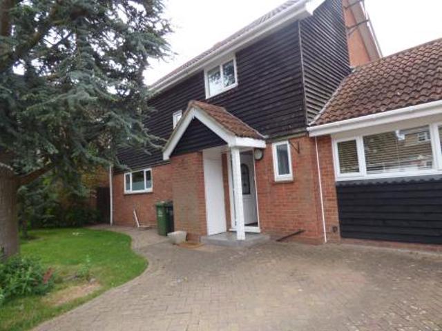 4 bedroom Detached house To Let
