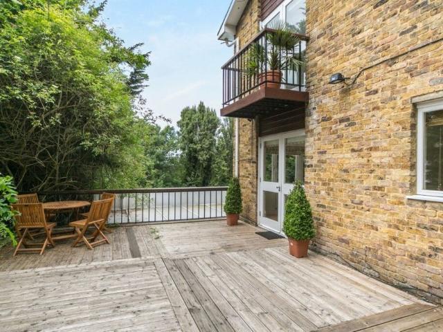 4 Bedroom Detached House To Let
