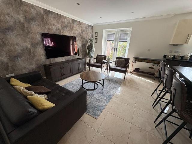 4 bedroom detached house to rent