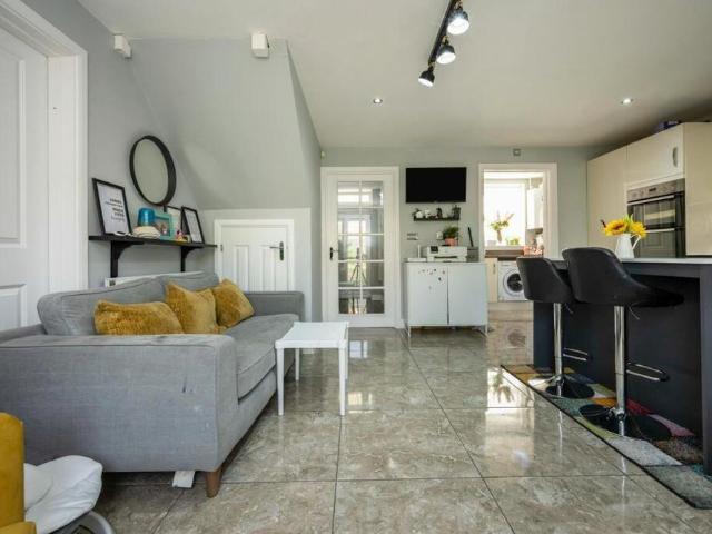 4 bedroom detached house to rent