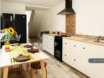 4 bedroom detached house to rent