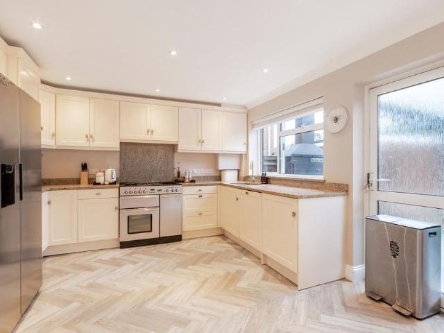 4 bedroom detached house to rent
