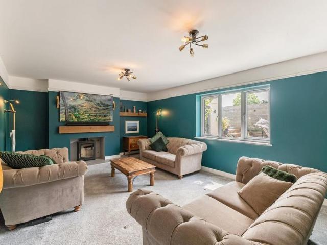 4 bedroom detached house to rent