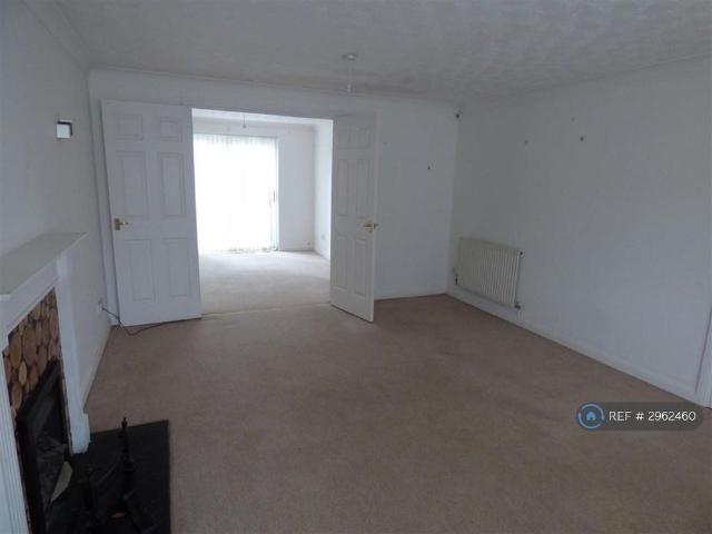 4 bedroom detached house to rent