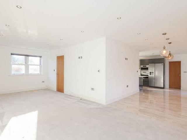 4 bedroom detached house to rent