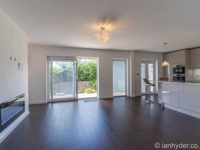 4 bedroom detached house to rent