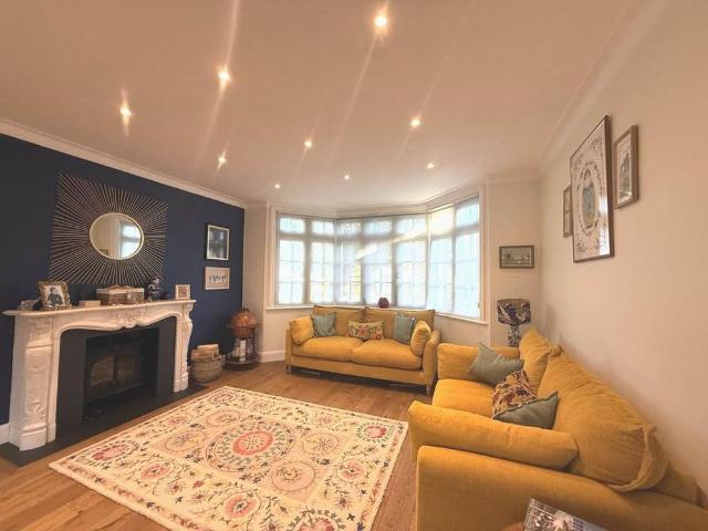 4 bedroom detached house to rent