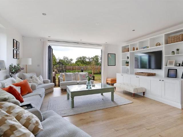 4 bedroom detached house to rent