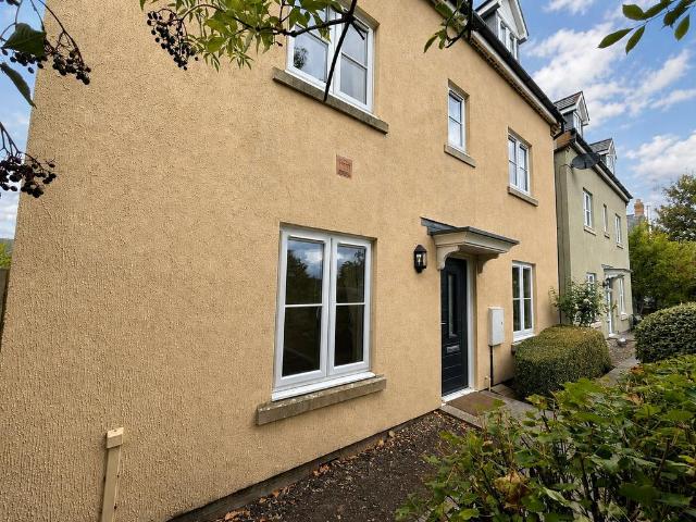4 bedroom detached house to rent