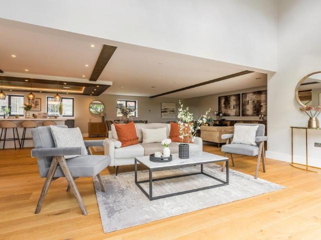 4 bedroom detached house to rent