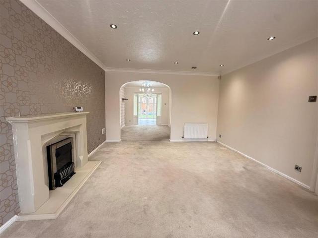 4 bedroom detached house to rent