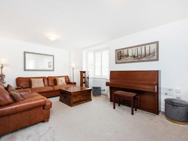 4 bedroom detached house to rent