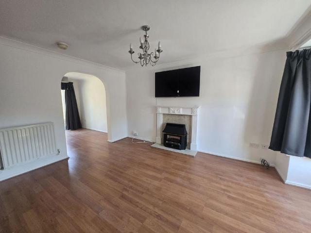 4 bedroom detached house to rent
