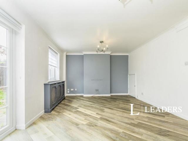4 bedroom detached house to rent