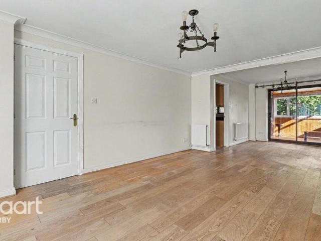 4 bedroom detached house to rent