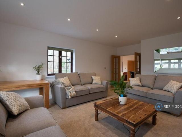 4 bedroom detached house to rent