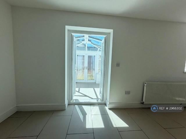 4 bedroom detached house to rent
