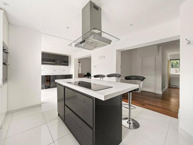 4 bedroom detached house to rent