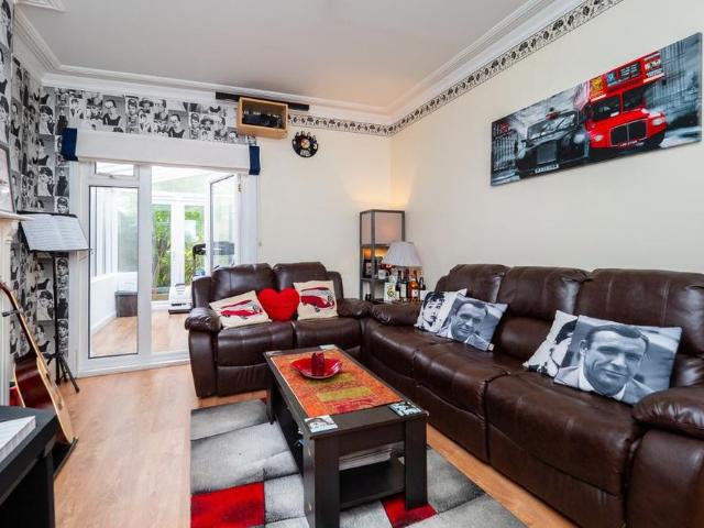 4 bedroom detached house to rent