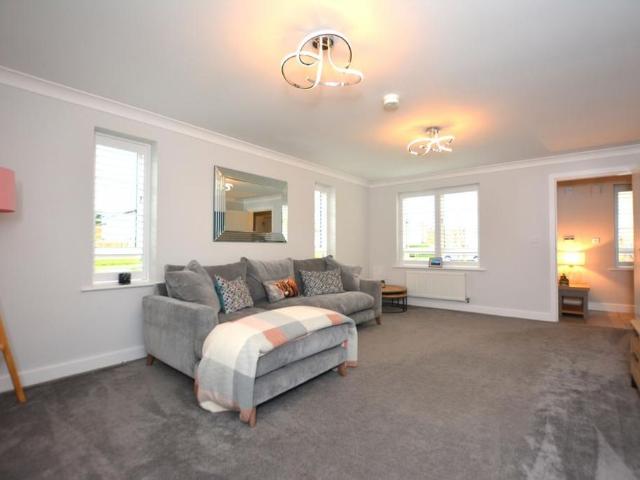 4 bedroom detached house to rent